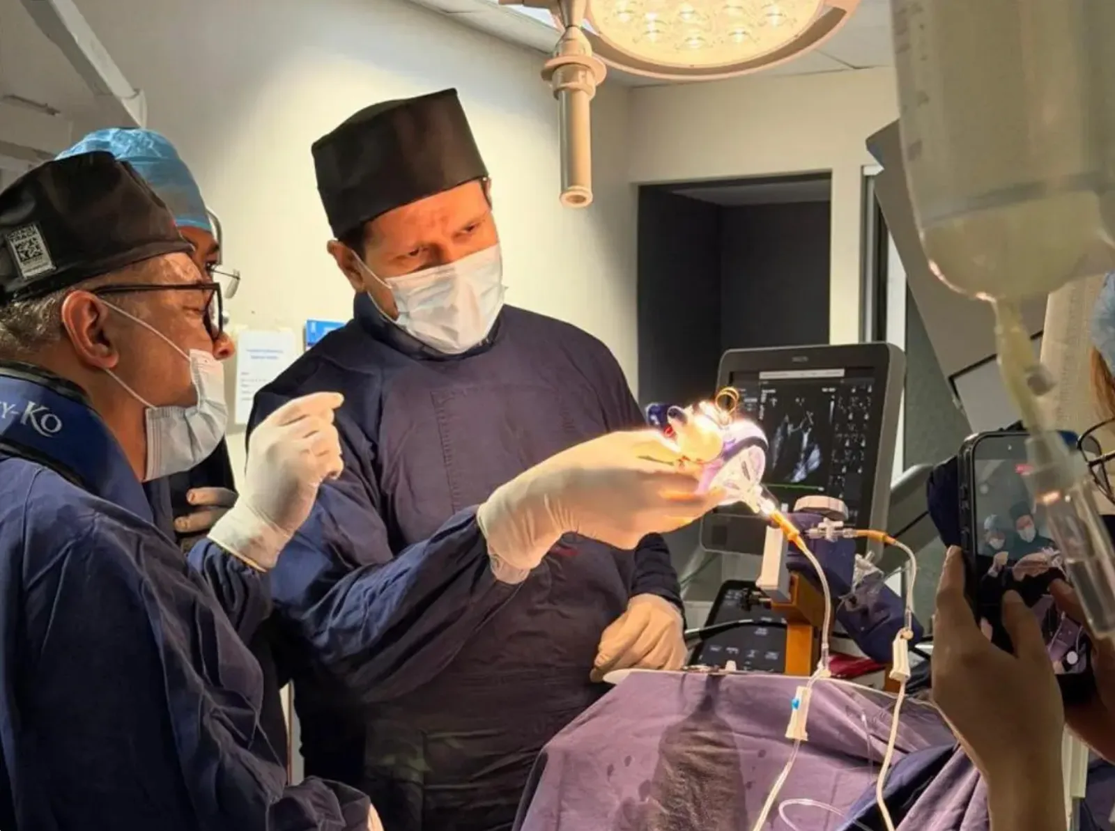 El equipo médico durante el primer procedimiento MyClip de Honduras, en el Hospital del Valle